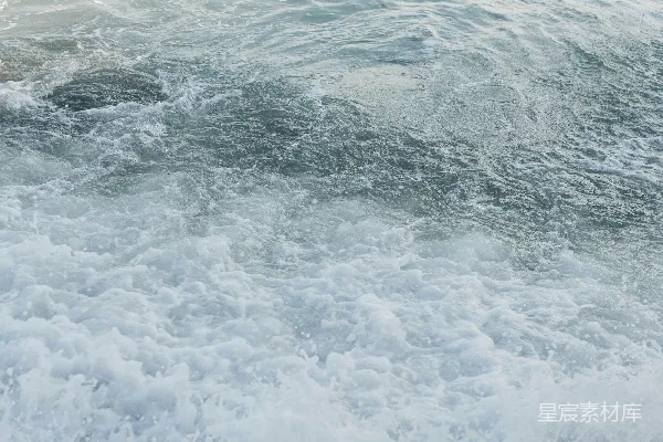 高清摄影 一个男人骑在冲浪板上，在海洋中冲浪。