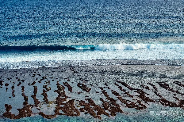 高清摄影 沙滩旁边是海洋，在多云的天空下。
