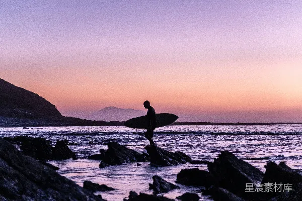 高清摄影 手拿冲浪板的人