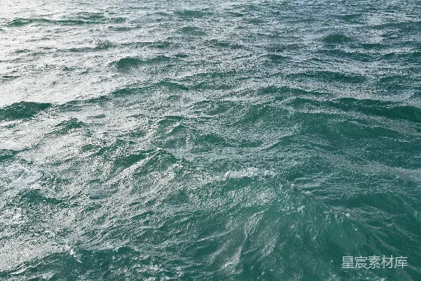高清摄影 波光粼粼的蓝水表面带着白色的泡沫。