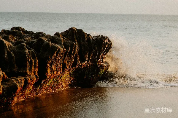 高清摄影 海浪拍打着宁静海滩上的岩石。