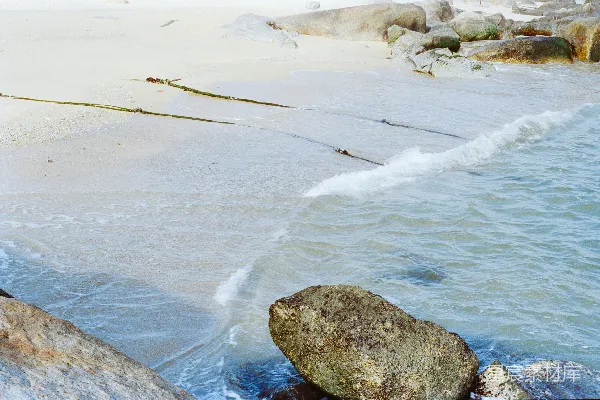 高清摄影 海浪轻轻地拍打着沙滩上的岩石。