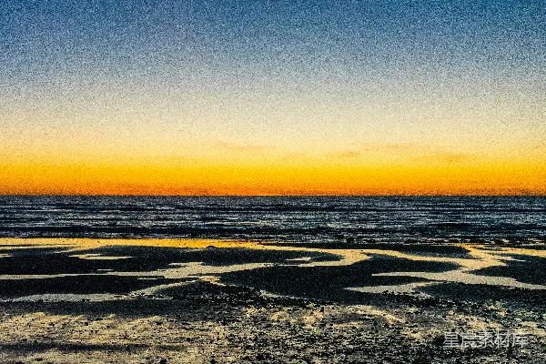 高清摄影 夕阳正在海洋上空的海滩落下。