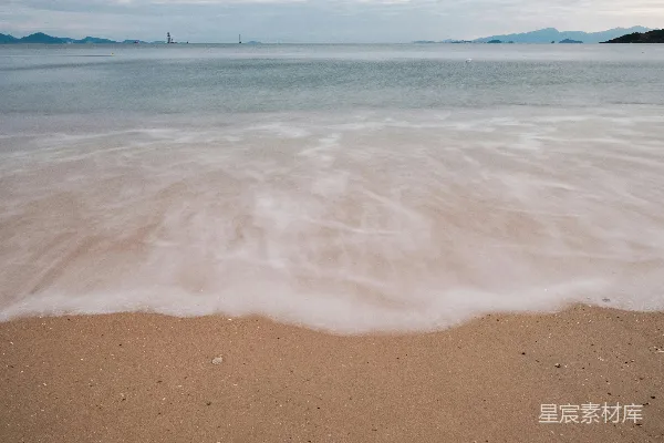 高清摄影 黄昏时分，温柔的海浪轻抚着沙滩。