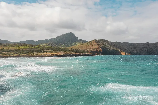 高清摄影 白天水边的青山绿水