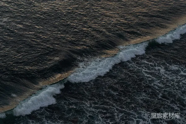 高清摄影 从空中俯瞰的海洋景象，波浪翻涌。