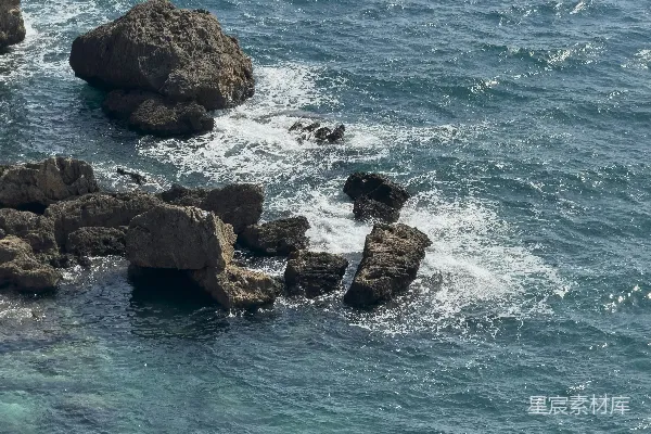 高清摄影 几块石头坐在水体中央。