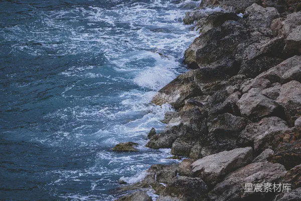 高清摄影 海浪拍打着岩石海岸。