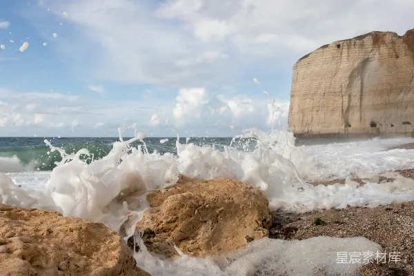 高清摄影 一个巨大的海浪撞击在岩石上