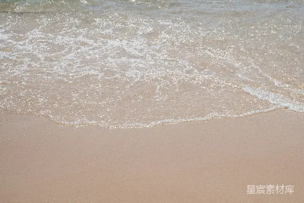 高清摄影 清澈的蓝海海水轻轻地拍打着沙滩。