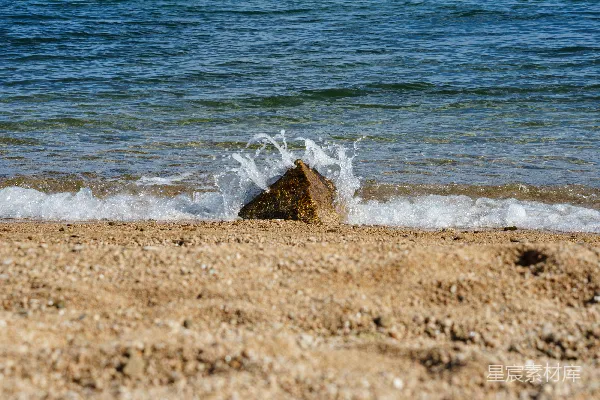 高清摄影 海浪拍打着海滩上的岩石