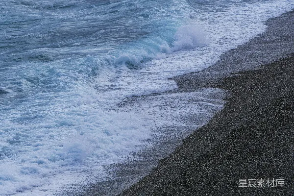 高清摄影 海浪拍打在卵石海滩上。