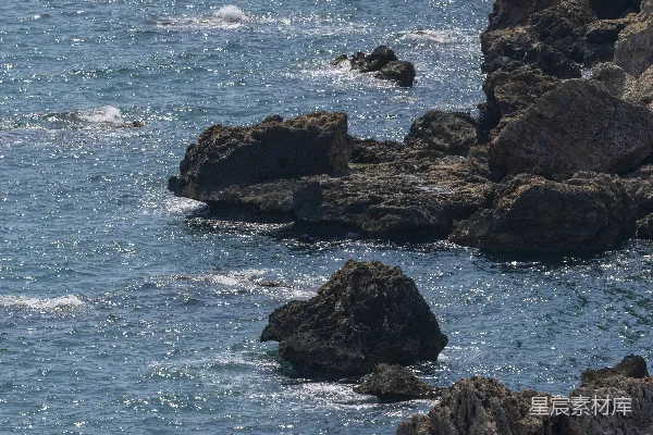 高清摄影 海浪拍打着岩石悬崖。
