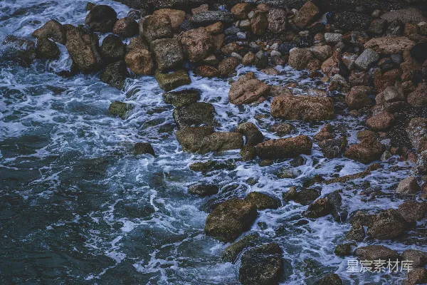高清摄影 海浪拍打着岩石海岸线。
