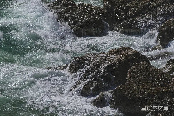 高清摄影 海浪拍打着海中的尖锐岩石。