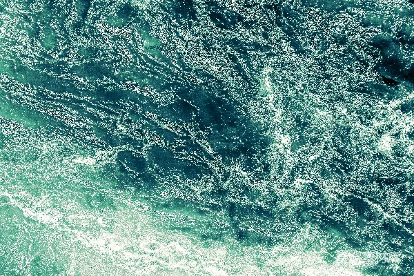 高清摄影 在蓝色的海洋中翻滚，白色的泡沫形成波浪。