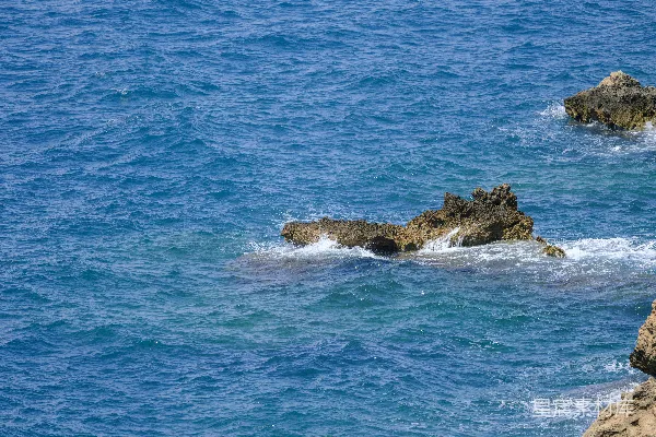 高清摄影 鲜艳的蓝色海洋上点缀着岩石露出地表。