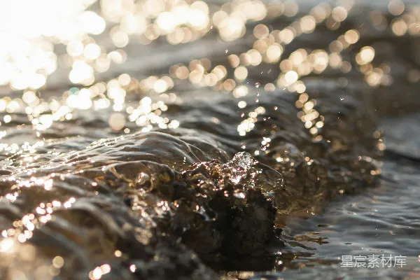 高清摄影 水花溅在棕色岩石上