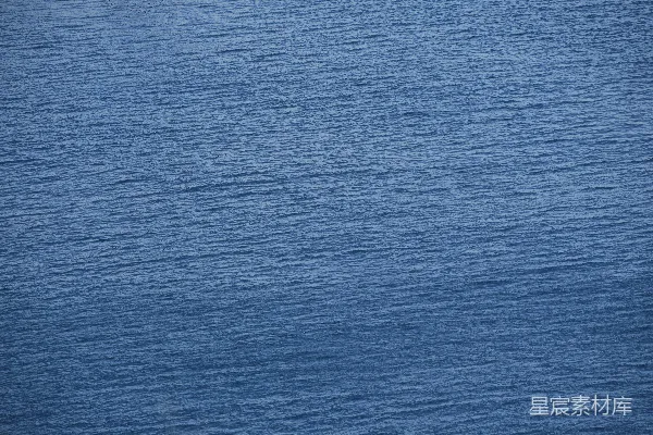 高清摄影 一艘船漂浮在一大片水域上