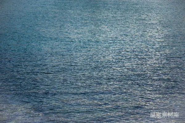 高清摄影 平静的水面，小涟漪和倒影