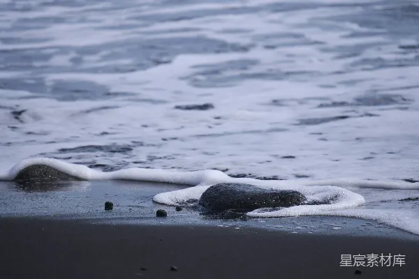 高清摄影 黑夜海滩上的海浪拍打着岩石