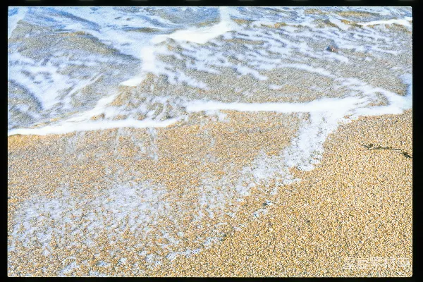 高清摄影 温柔的海浪拍打着沙滩。
