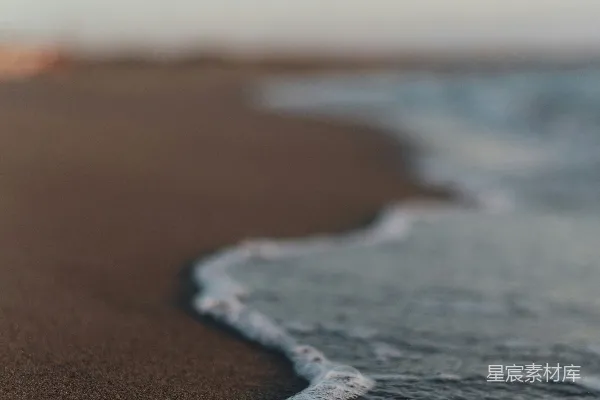 高清摄影 海滩的特写，海浪正涌来。