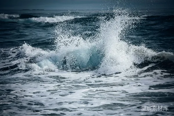 高清摄影 巨浪拍打着海面，溅起水花。