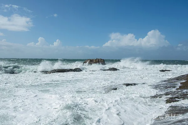 高清摄影 海浪拍打着岩石海岸。