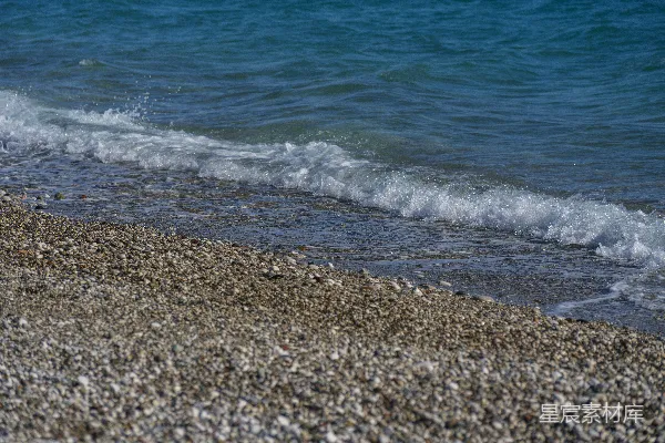 高清摄影 海浪轻轻地拍打着鹅卵石海滩。