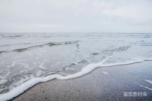 高清摄影 温柔的海浪拍打着沙滩。