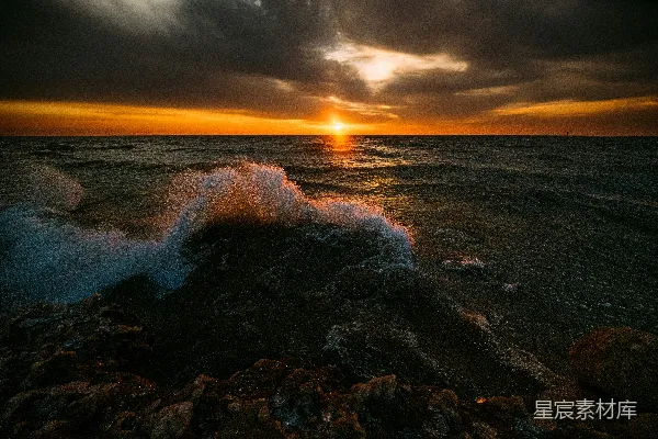 高清摄影 夕阳正挂在海洋上，波涛翻滚。