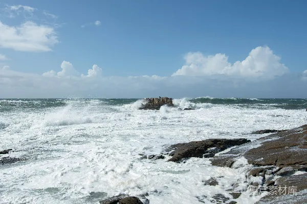高清摄影 汹涌的海浪拍打着岩石海岸。