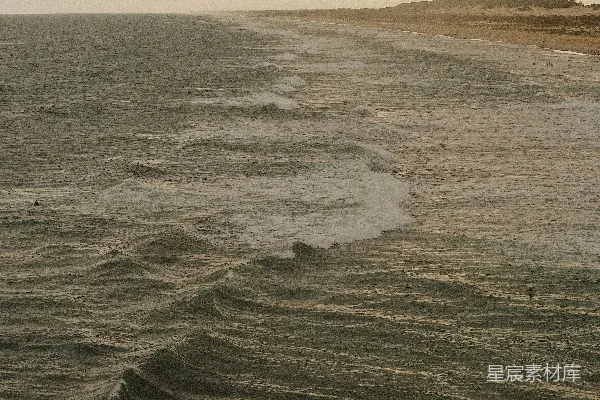 高清摄影 一个人骑在冲浪板上，站在海浪之上。