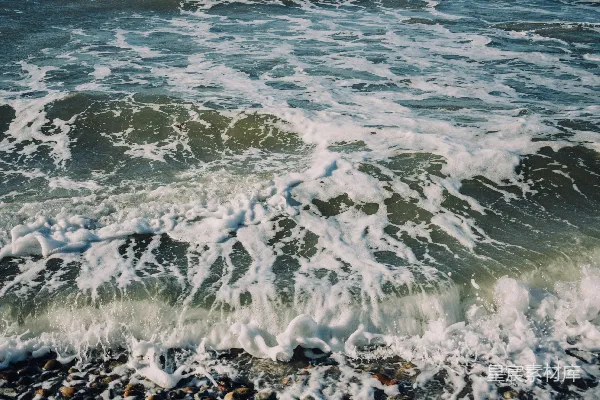 高清摄影 岩石海滩上，海浪拍打着岸边。