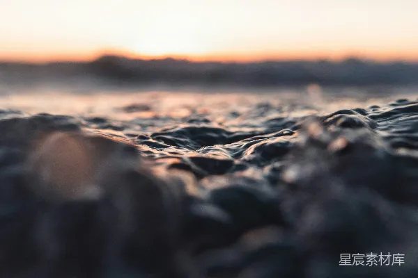 高清摄影 一幅模糊的海景照片，夕阳西下。