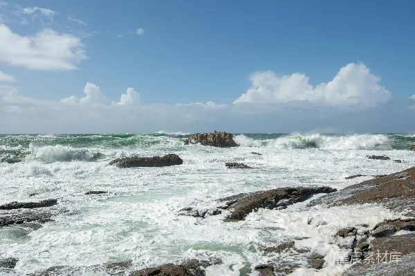 高清摄影 汹涌的海浪拍打着岩石海岸。