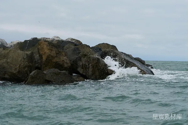 高清摄影 海浪拍打着海岸上巨大的岩石。