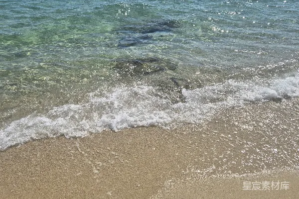 高清摄影 温柔的海浪轻拍着沙滩岸边。