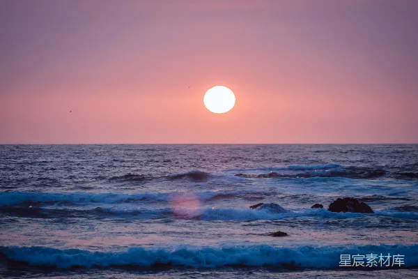 高清摄影 夕阳西下，海浪拍打着岸边。