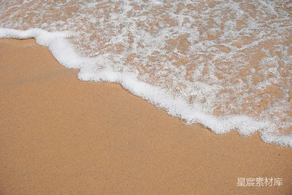 高清摄影 海浪在白天拍打着海岸。