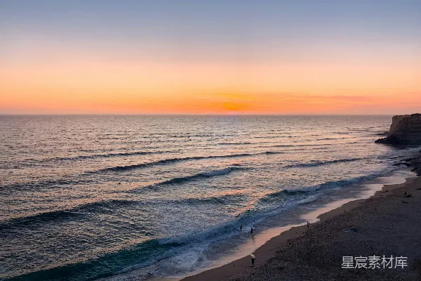 高清摄影 夕阳西下时从悬崖上俯瞰海滩的景色