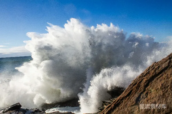 高清摄影 汹涌的海浪拍打在岩石海岸上