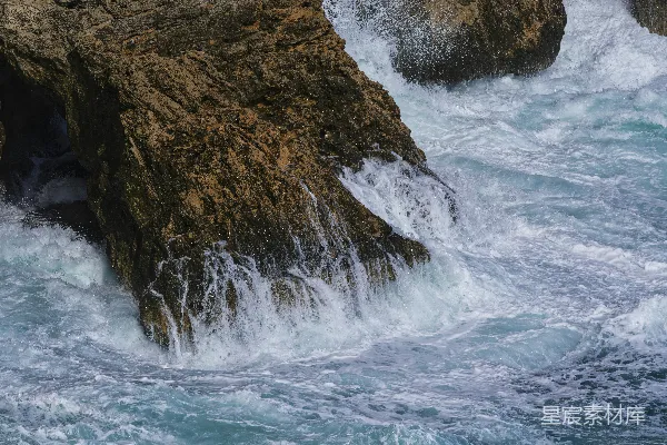 高清摄影 海浪拍打着岩石峭壁。