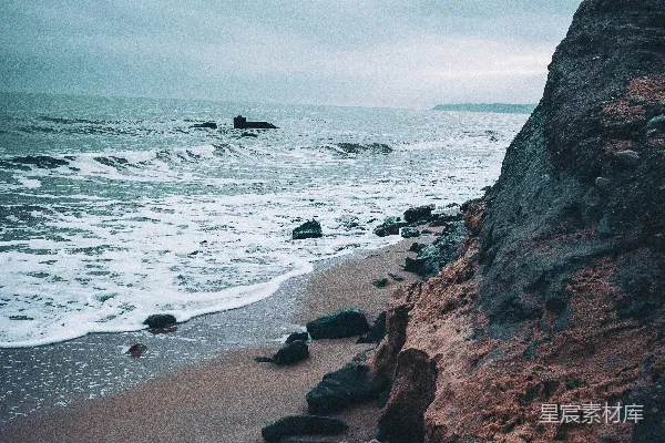 高清摄影 沙滩上有海浪冲向岸边。