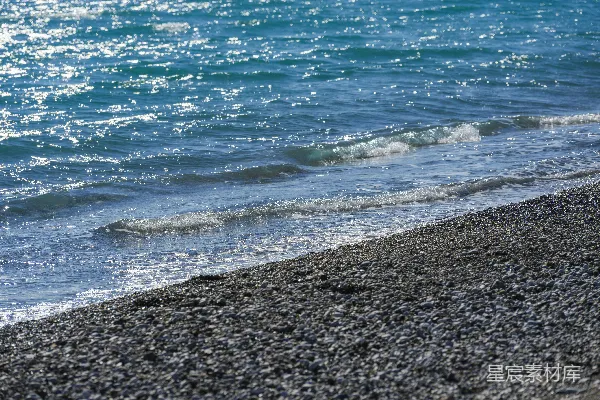 高清摄影 海浪拍打着岩石海滩。
