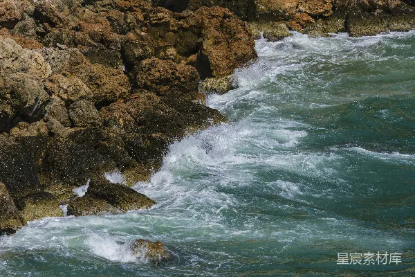 高清摄影 海浪拍打着岩石海岸。