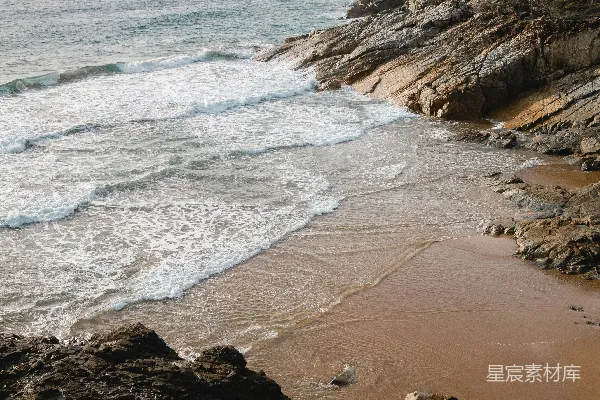 高清摄影 白天海边的棕色岩石地貌