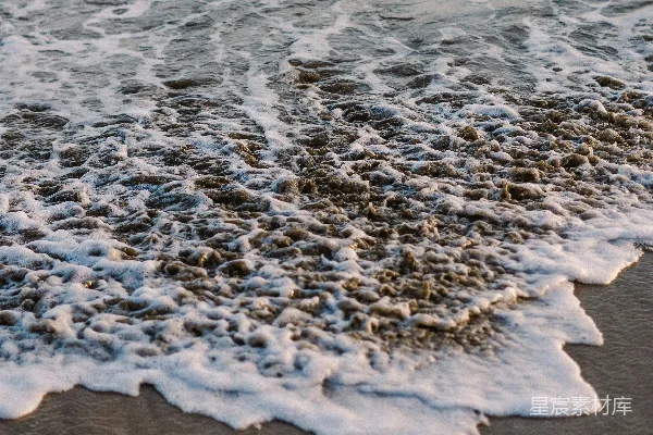 高清摄影 海滩上的一张海浪特写照片