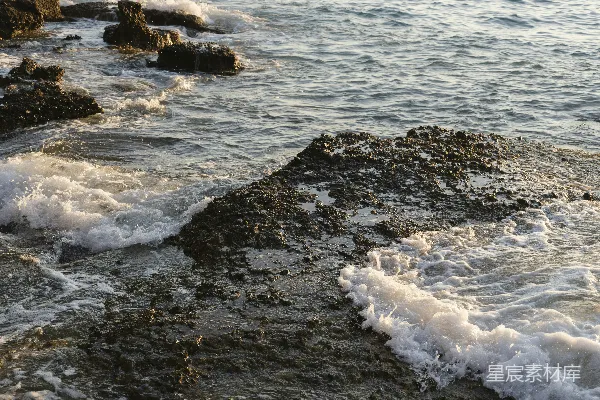 高清摄影 海浪拍打着岩石。